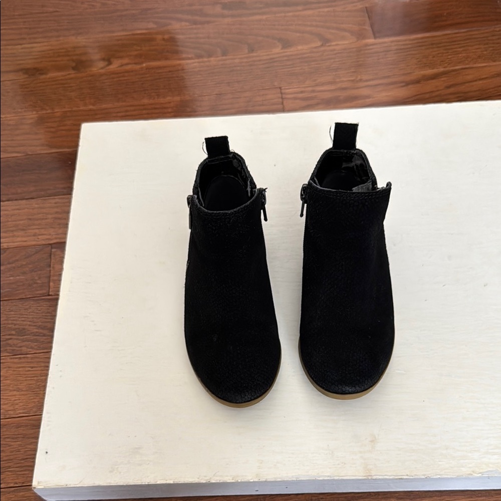 Sleek Black Leather Ankle Boots with Durable Soles